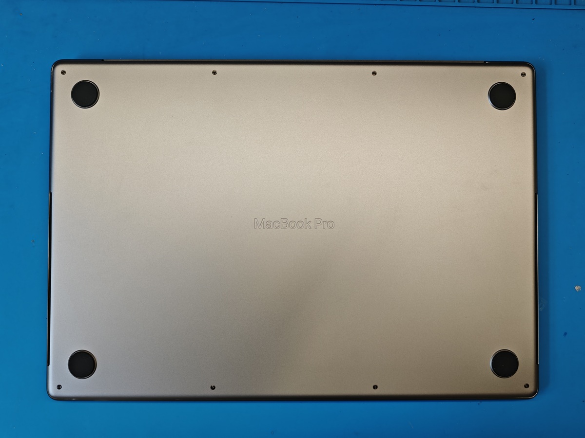 Замена нижней крышки на Apple MacBook Pro 16 A2485